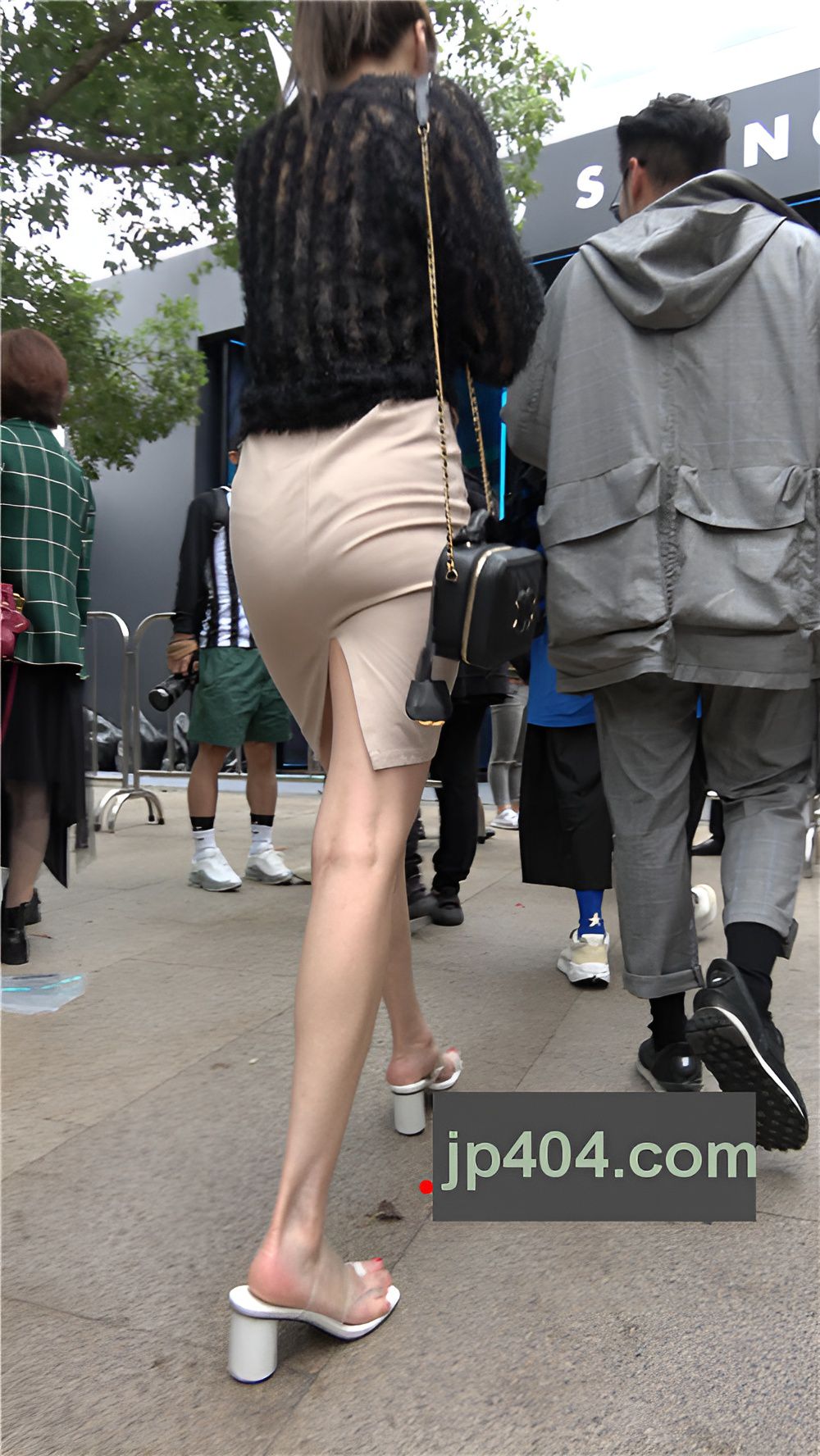 包臀开叉裙小姐姐[1.13G/MP4]