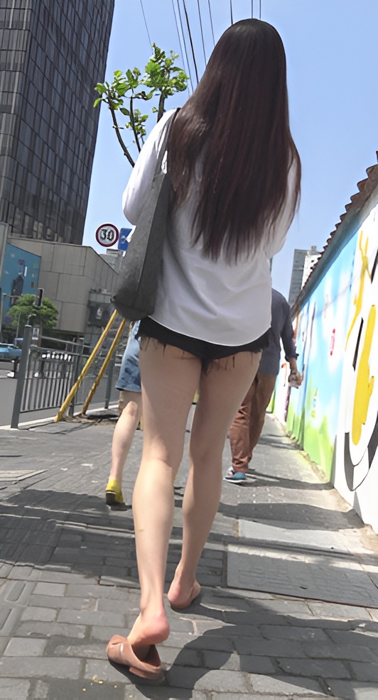 性感的牛仔热裤月牙美女[1.3G/MP4]