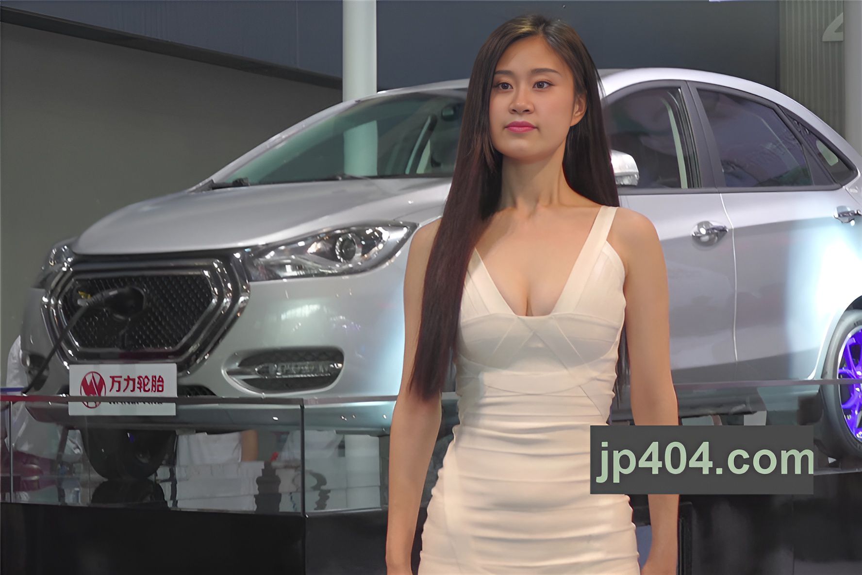 白色长裙车模小姐姐[2.81G/MP4]