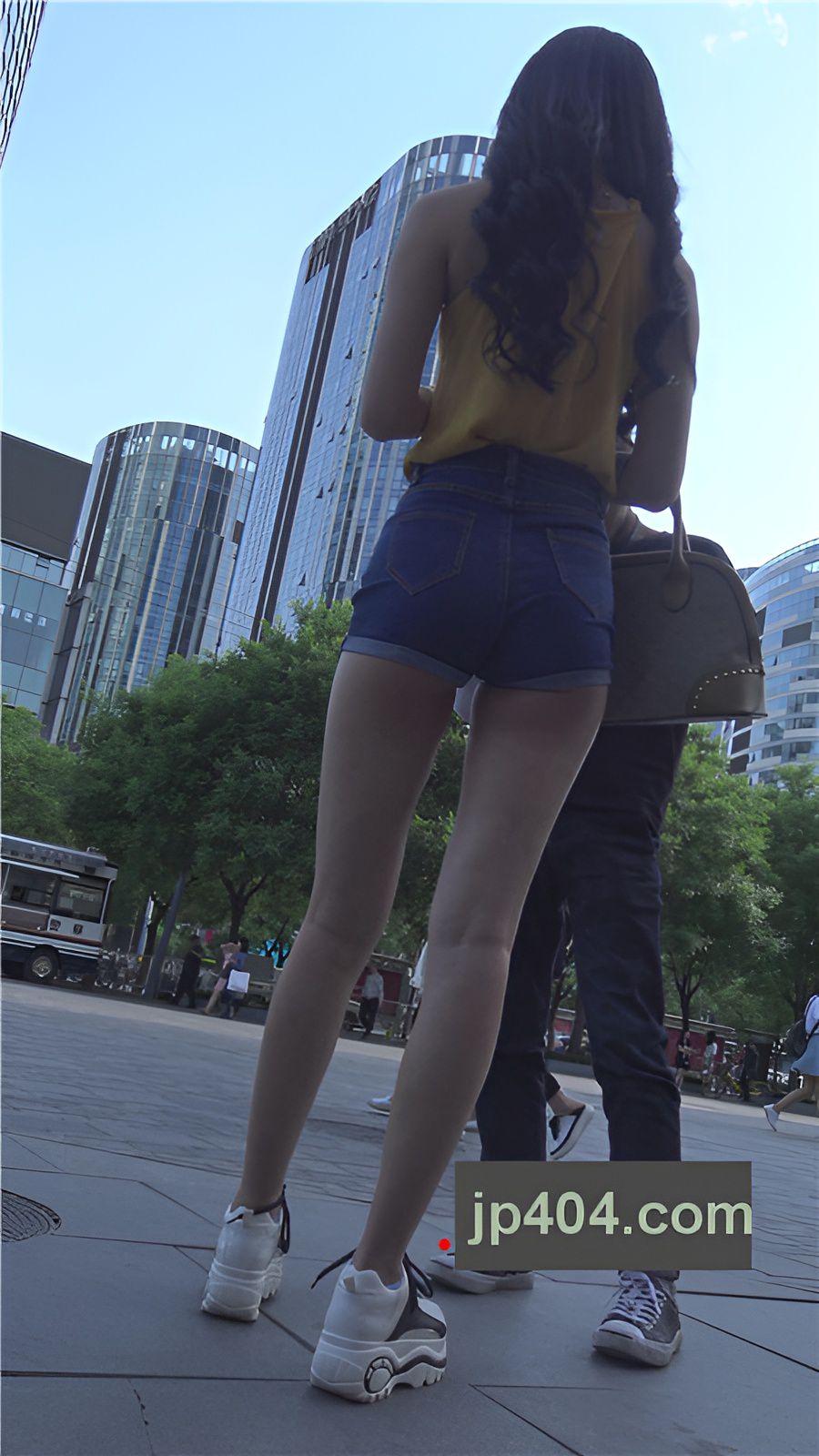 长腿高腰热裤小姐姐[2.76G/MP4]