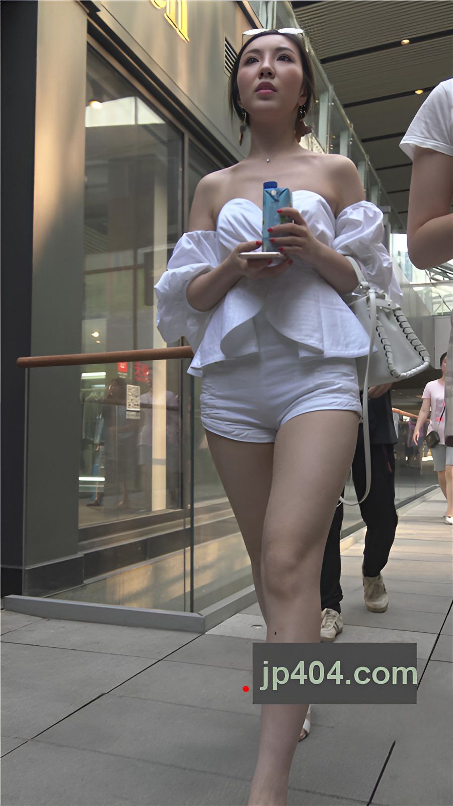 街拍白色热裤小月牙美女[1.31G/MP4]