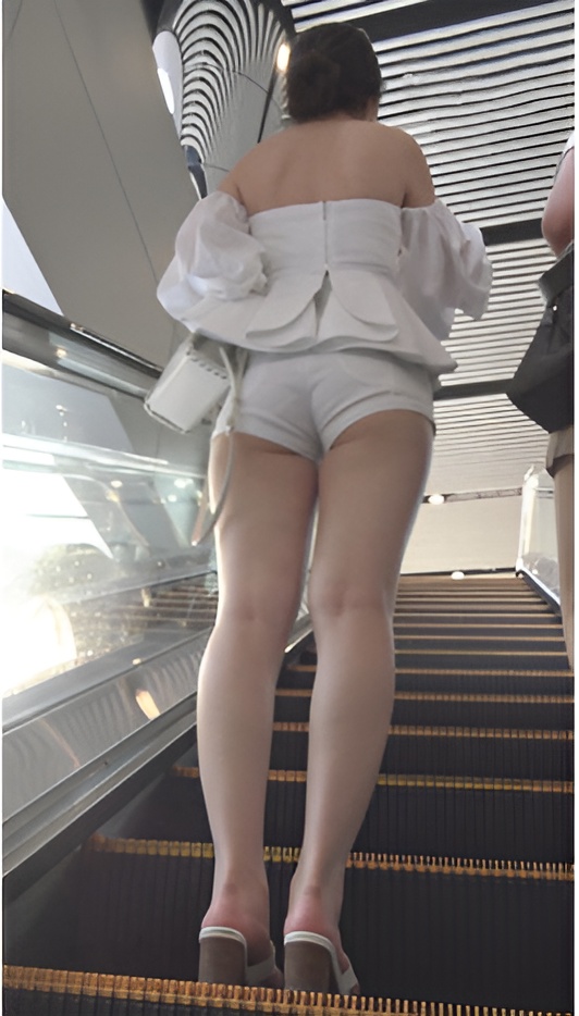 街拍白色热裤小月牙美女[1.31G/MP4]