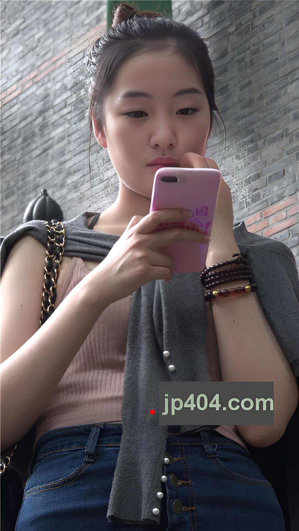 玩手机的牛仔包臀裙MM[1.34G/MP4]