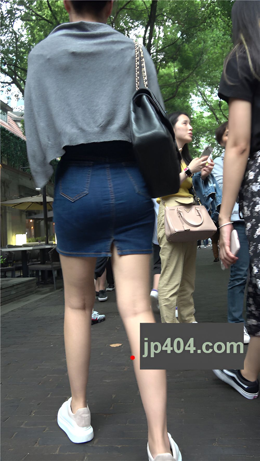 玩手机的牛仔包臀裙MM[1.34G/MP4]