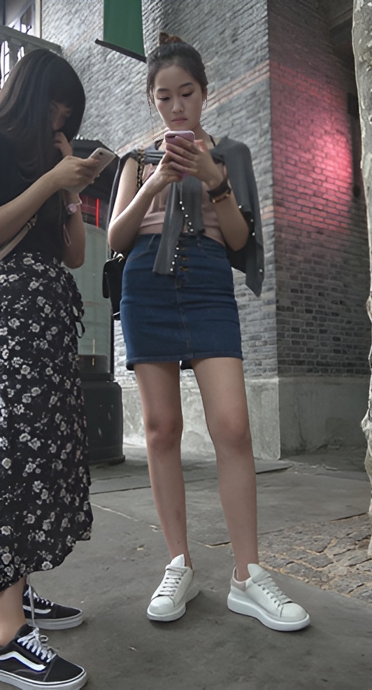 玩手机的牛仔包臀裙MM[1.34G/MP4]