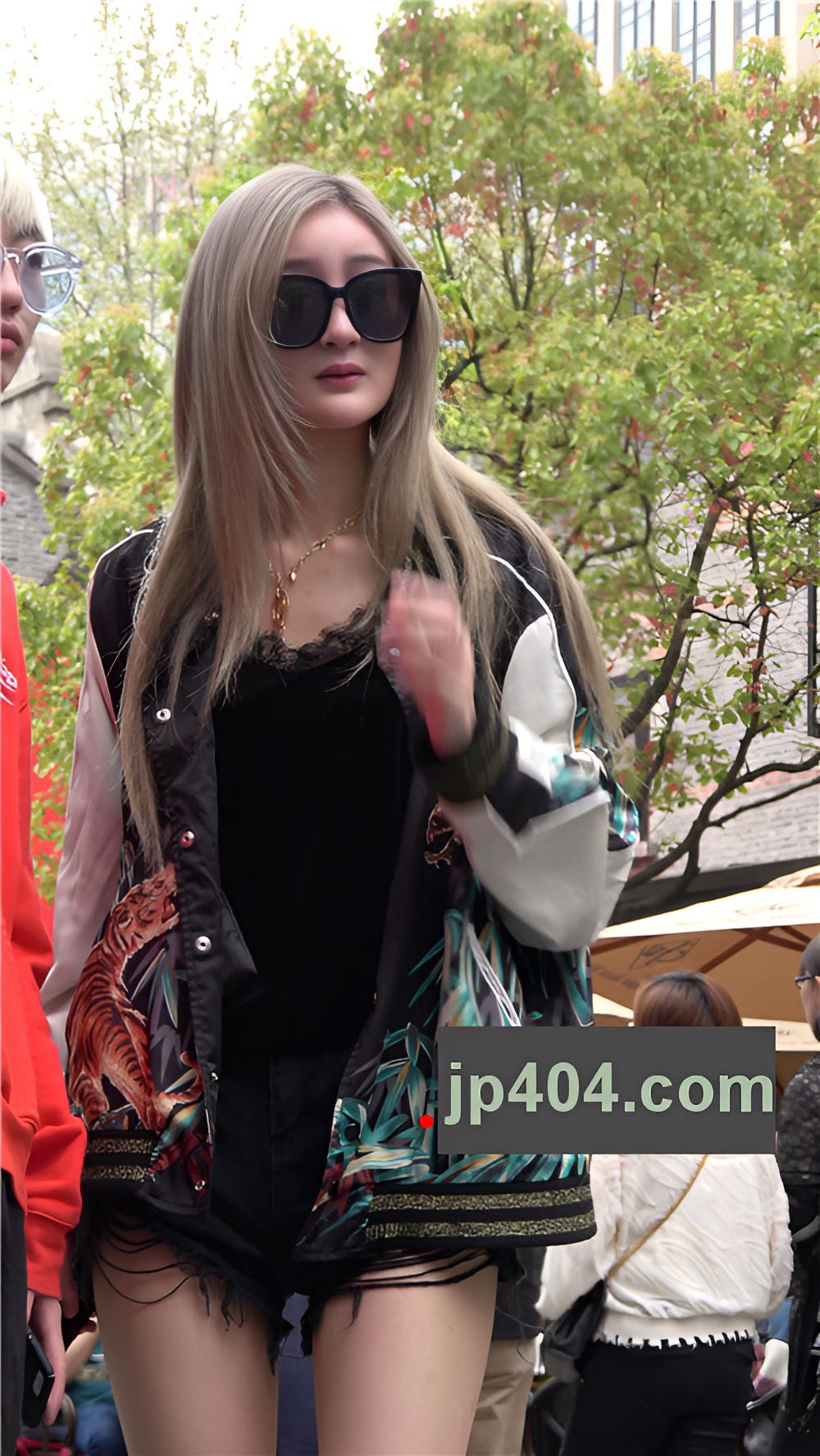 戴着墨镜的黑色热裤美女[1.12G/MP4]