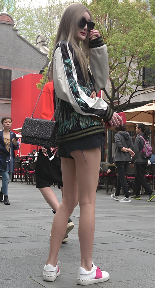 戴着墨镜的黑色热裤美女[1.12G/MP4]