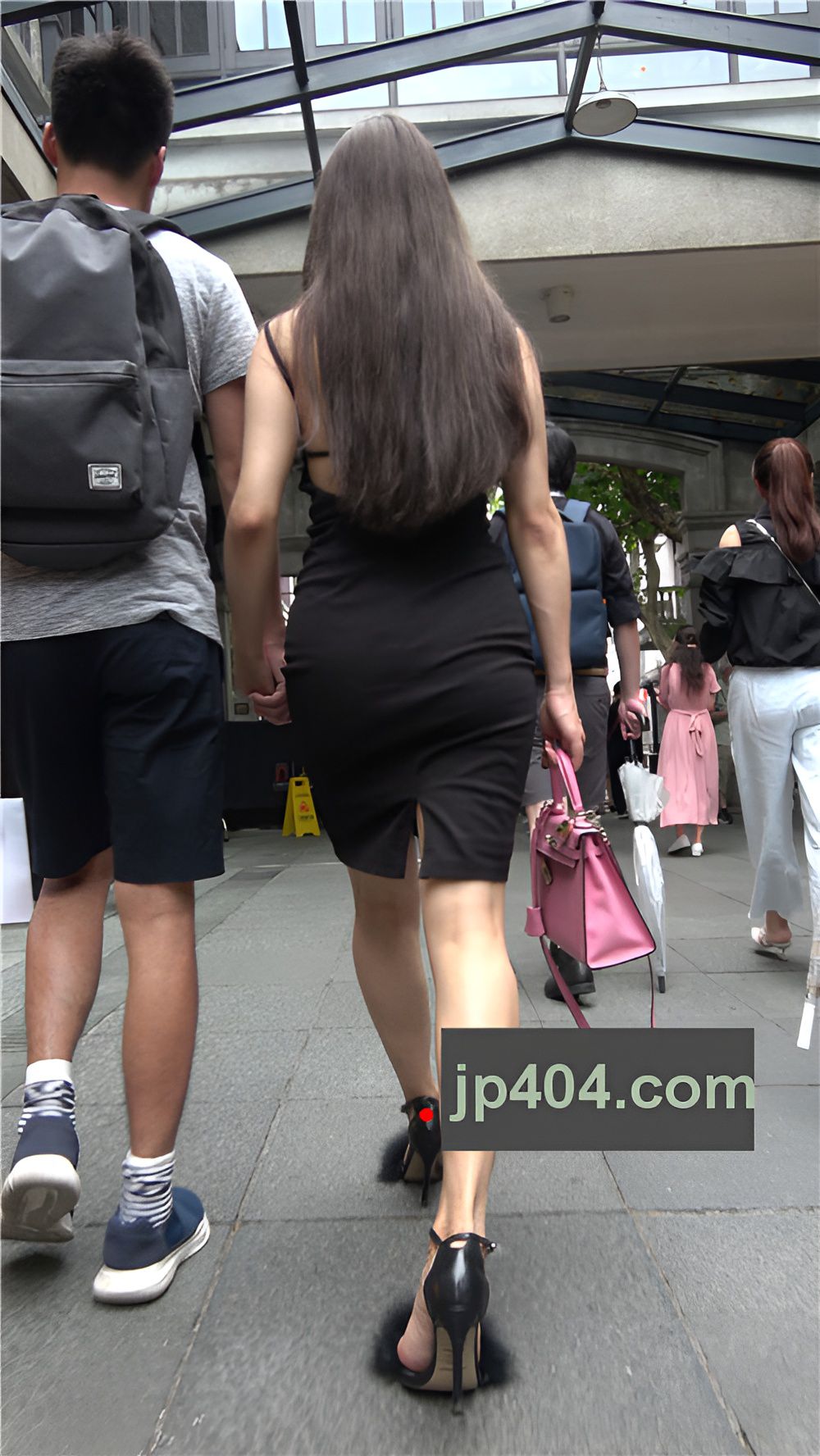 街拍黑色连体包臀裙美女[1.18G/MP4]