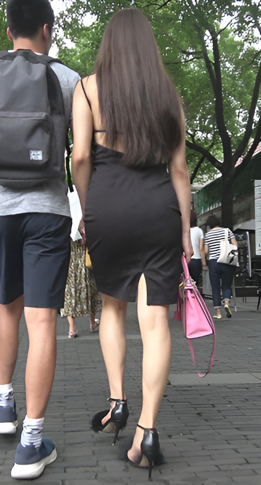 街拍黑色连体包臀裙美女[1.18G/MP4]