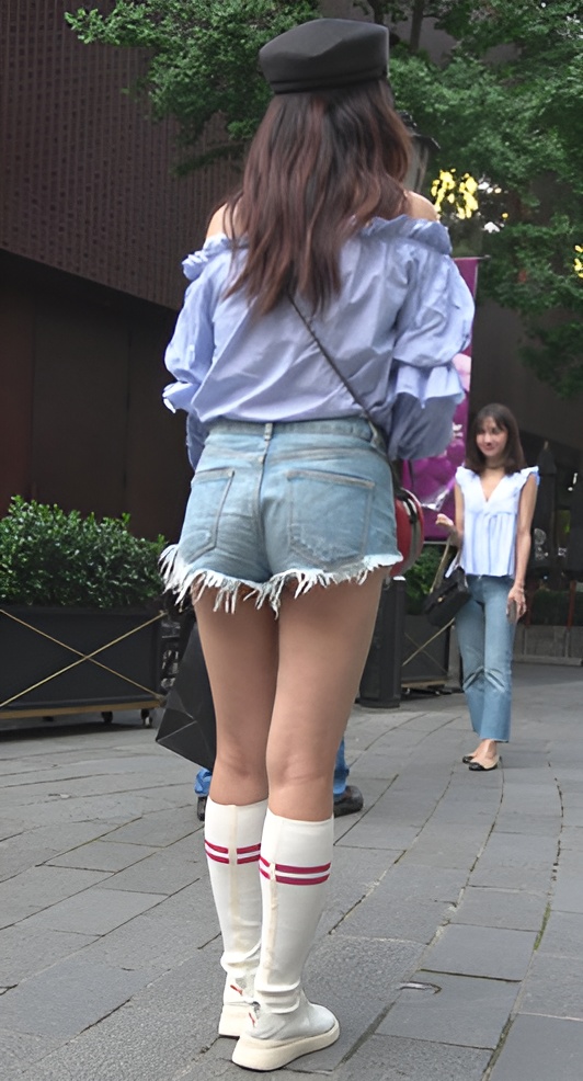 漂亮的牛仔热裤毛边小姐姐[761M/MP4]