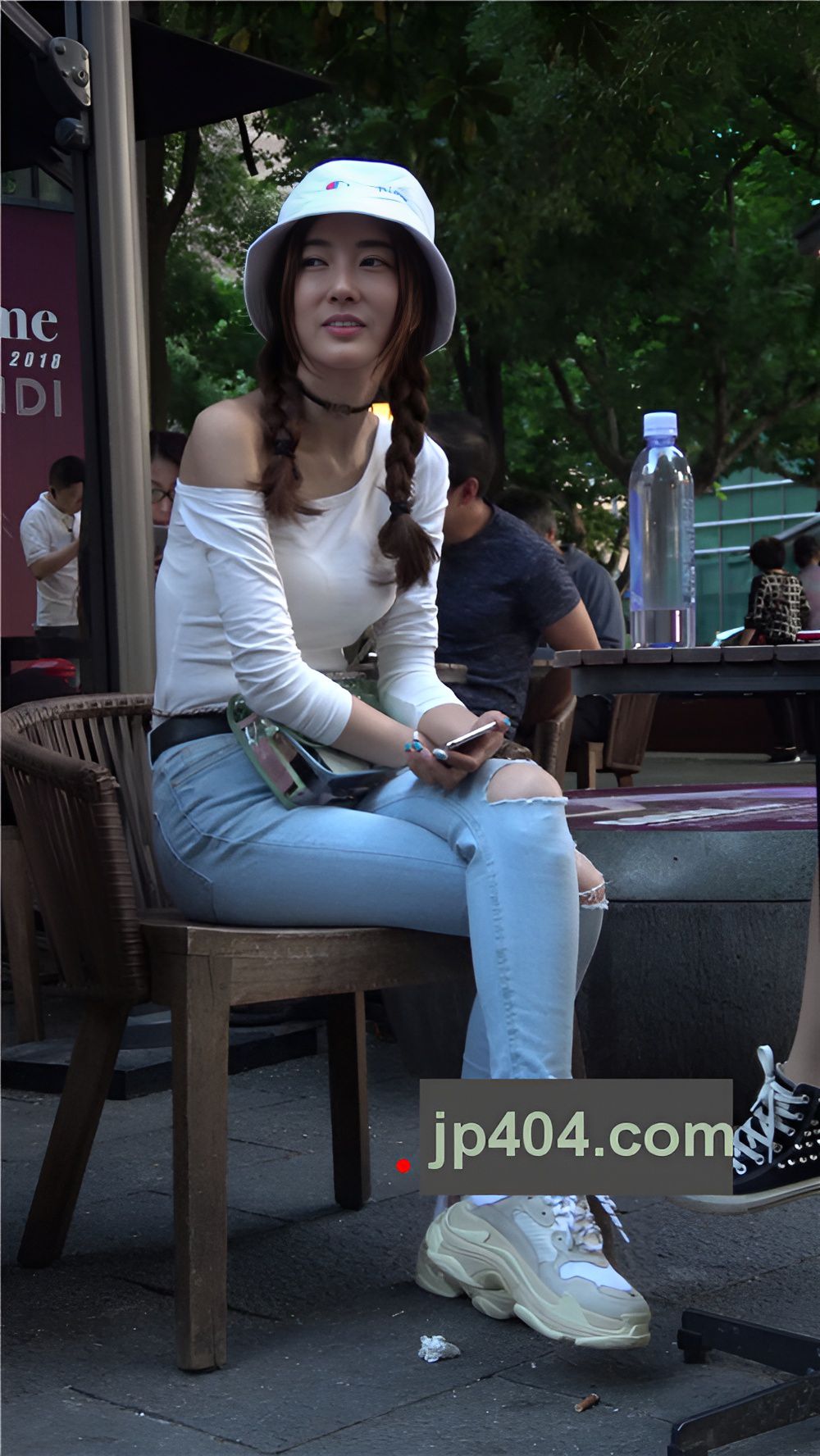 长腿牛仔双马尾小美女 [587M/MP4]