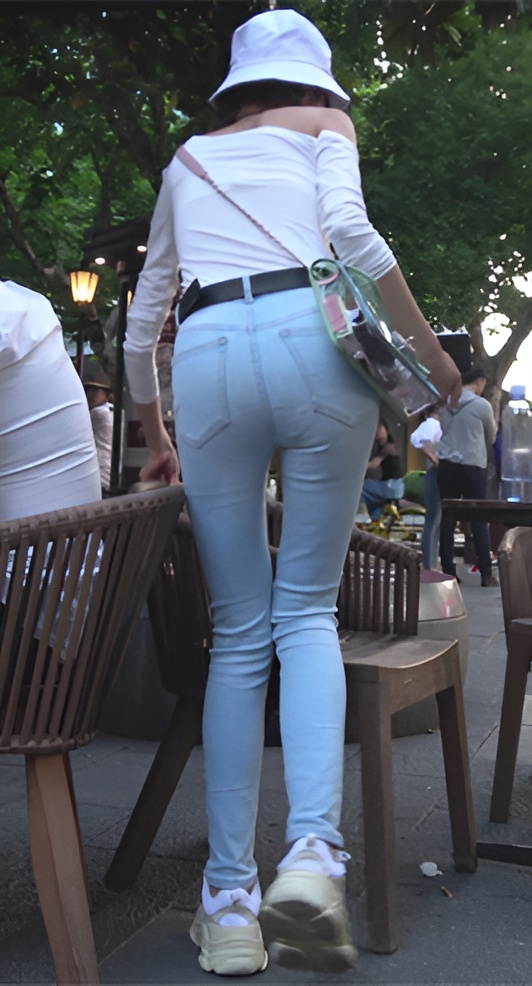 长腿牛仔双马尾小美女 [587M/MP4]