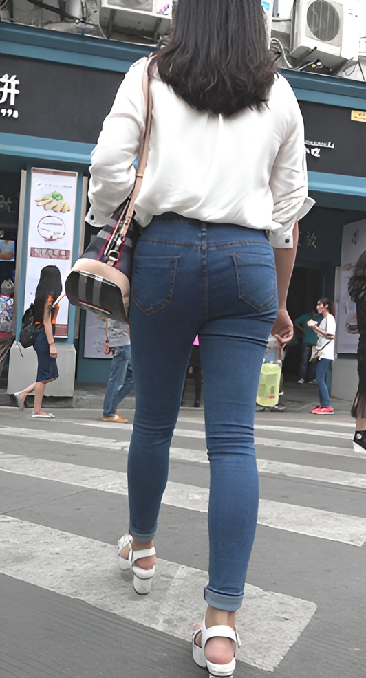 蓝色紧身裤美女 [1.71G/MP4]