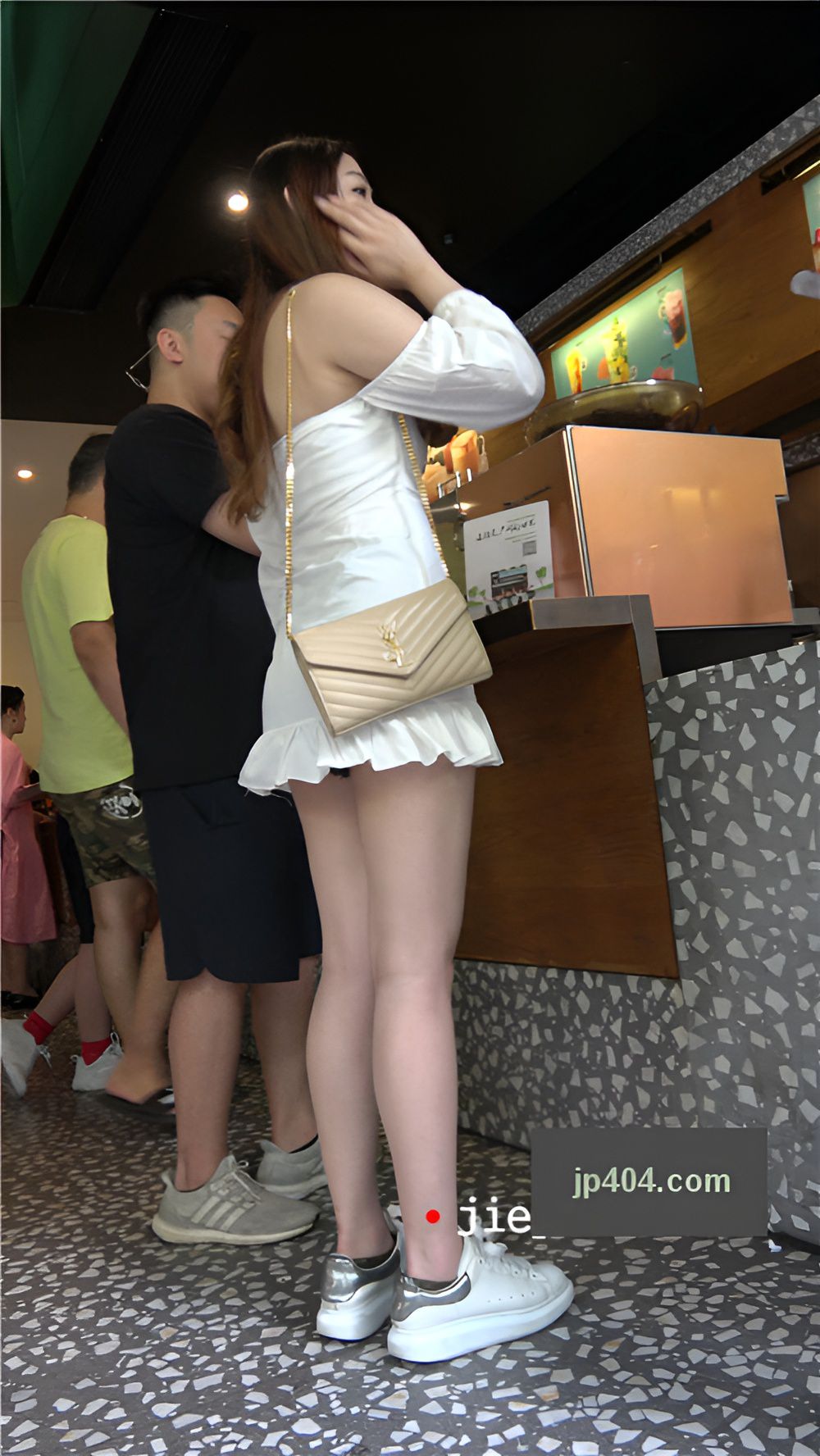 漂亮的白嫩丰满美腿小姐姐[2.57G/MP4]