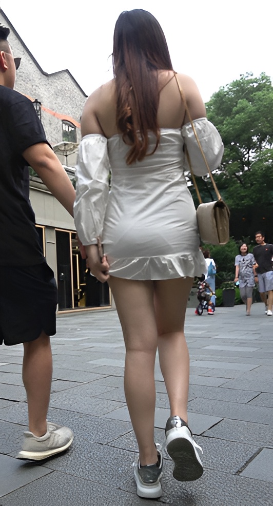 漂亮的白嫩丰满美腿小姐姐[2.57G/MP4]