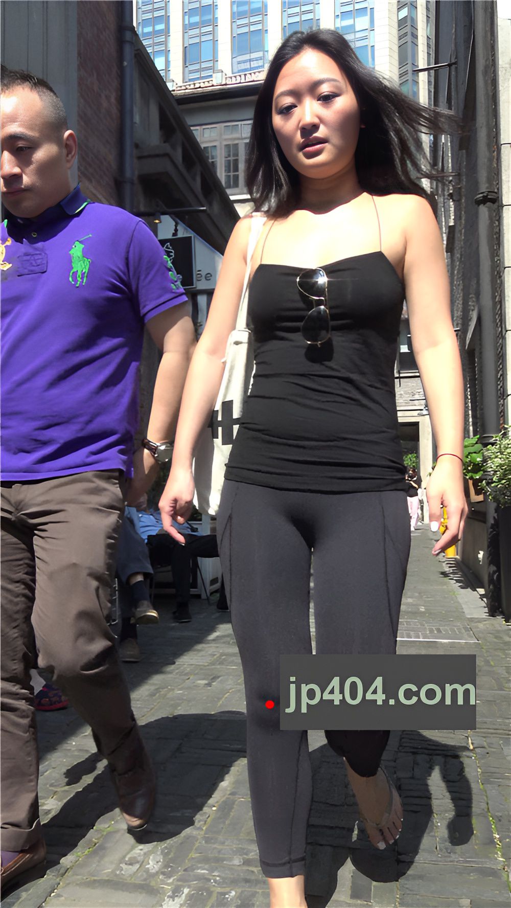 丰腴的黑色紧身裤小姐姐《一》[1012M/MP4]