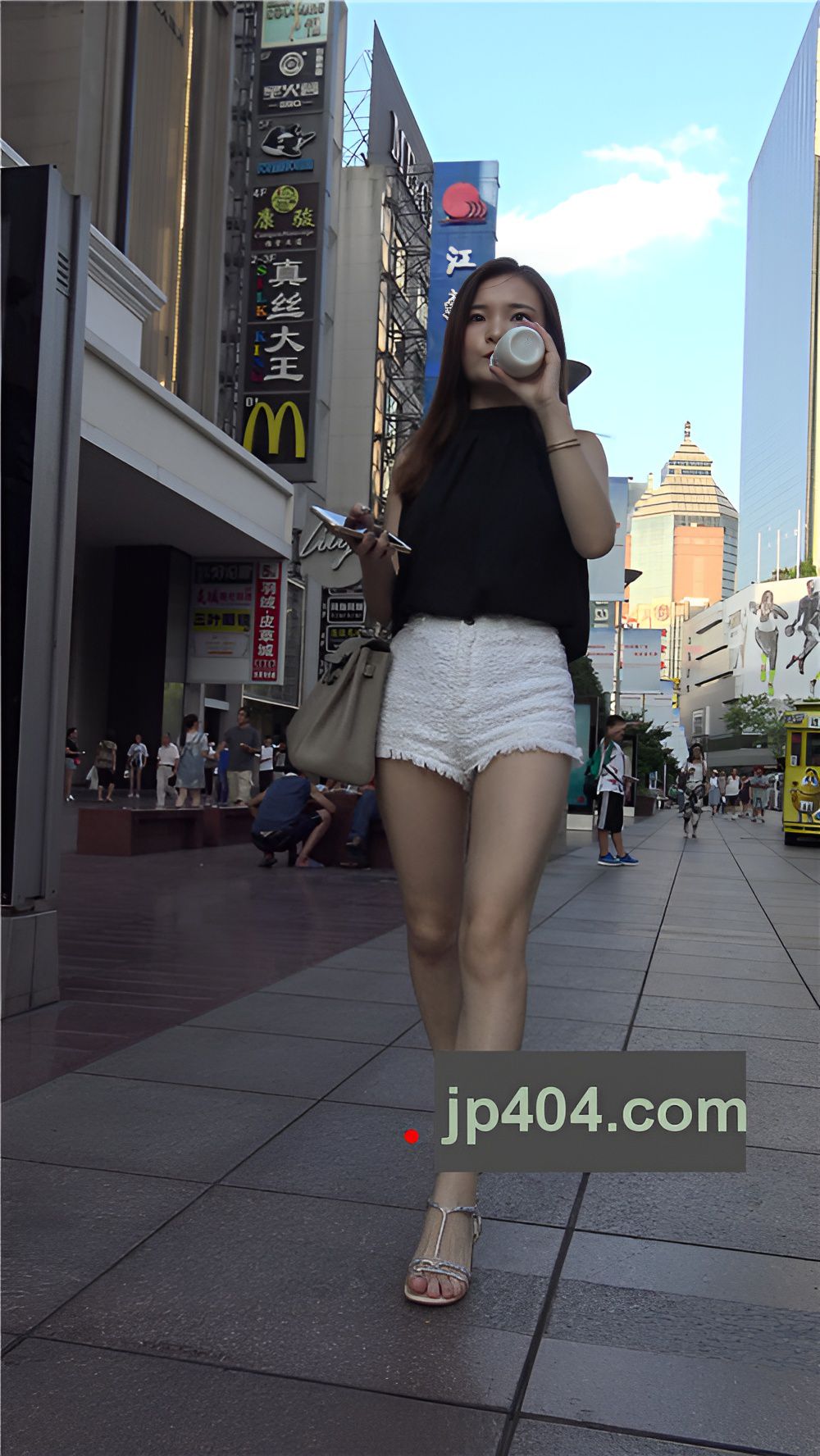 白色短裤小姐姐[1.32G/MP4]