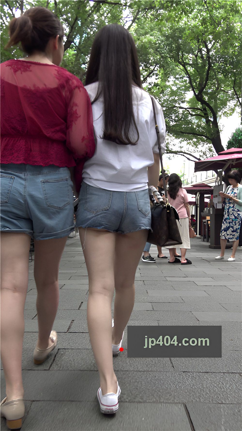 街拍牛仔短裤美女[1.26G/MP4]