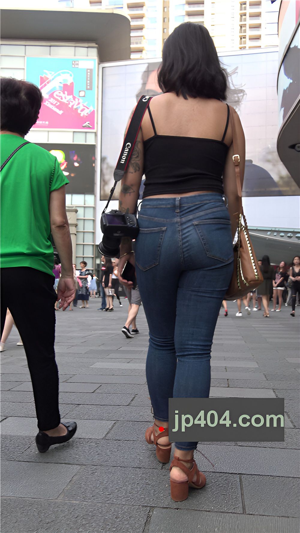 丰腴的紧身牛仔裤妹子[1.3G/MP4]