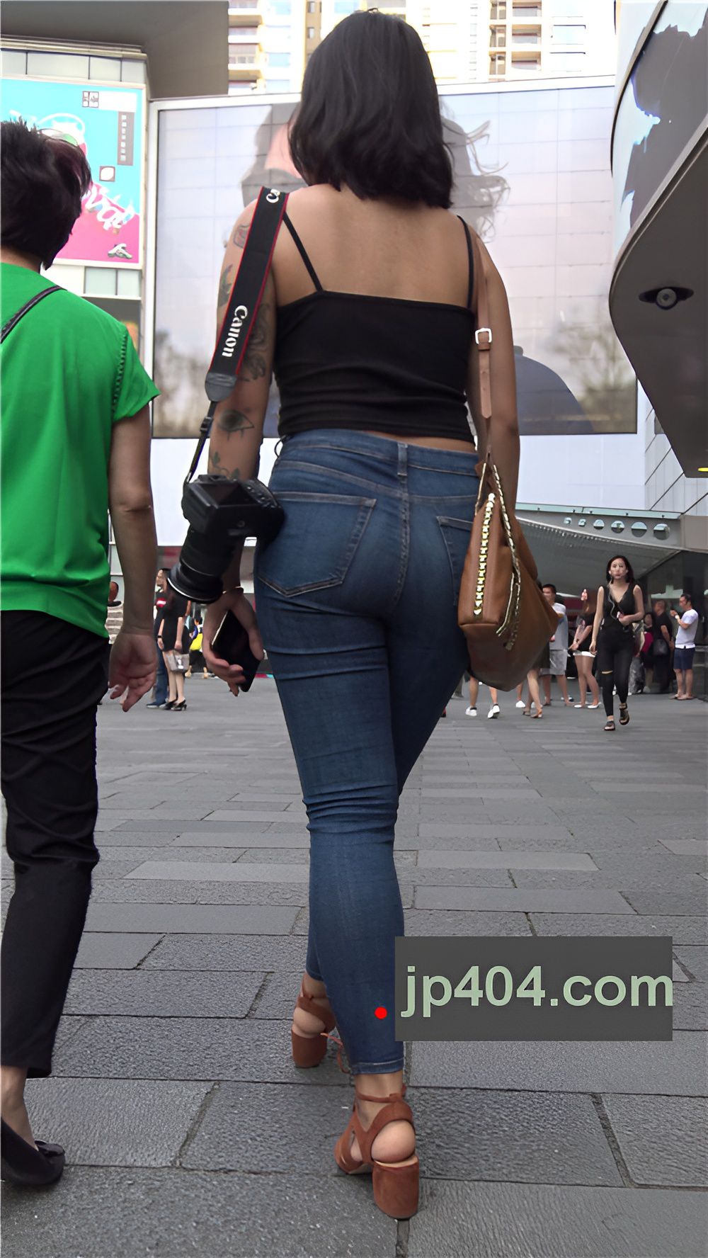 丰腴的紧身牛仔裤妹子[1.3G/MP4]