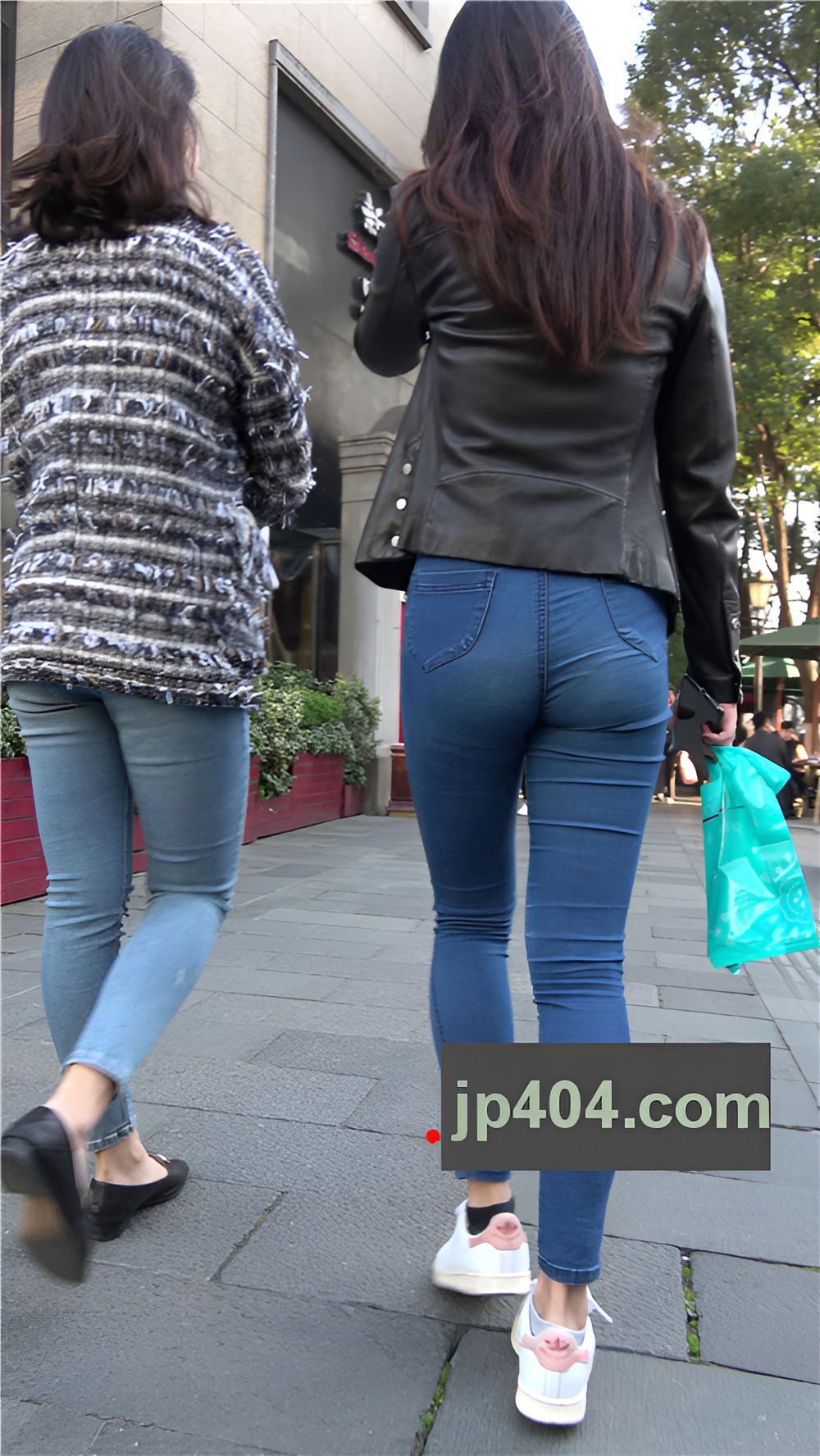 街拍长腿紧身牛仔裤美女[1.65G/MP4]