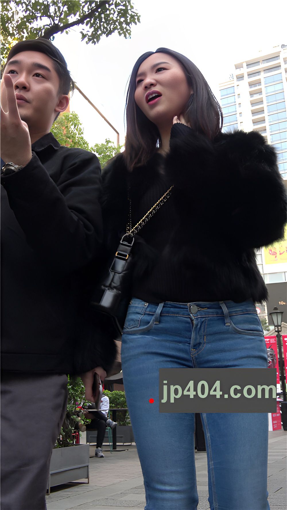 漂亮的牛仔紧身裤美女[1.22G/MP4]