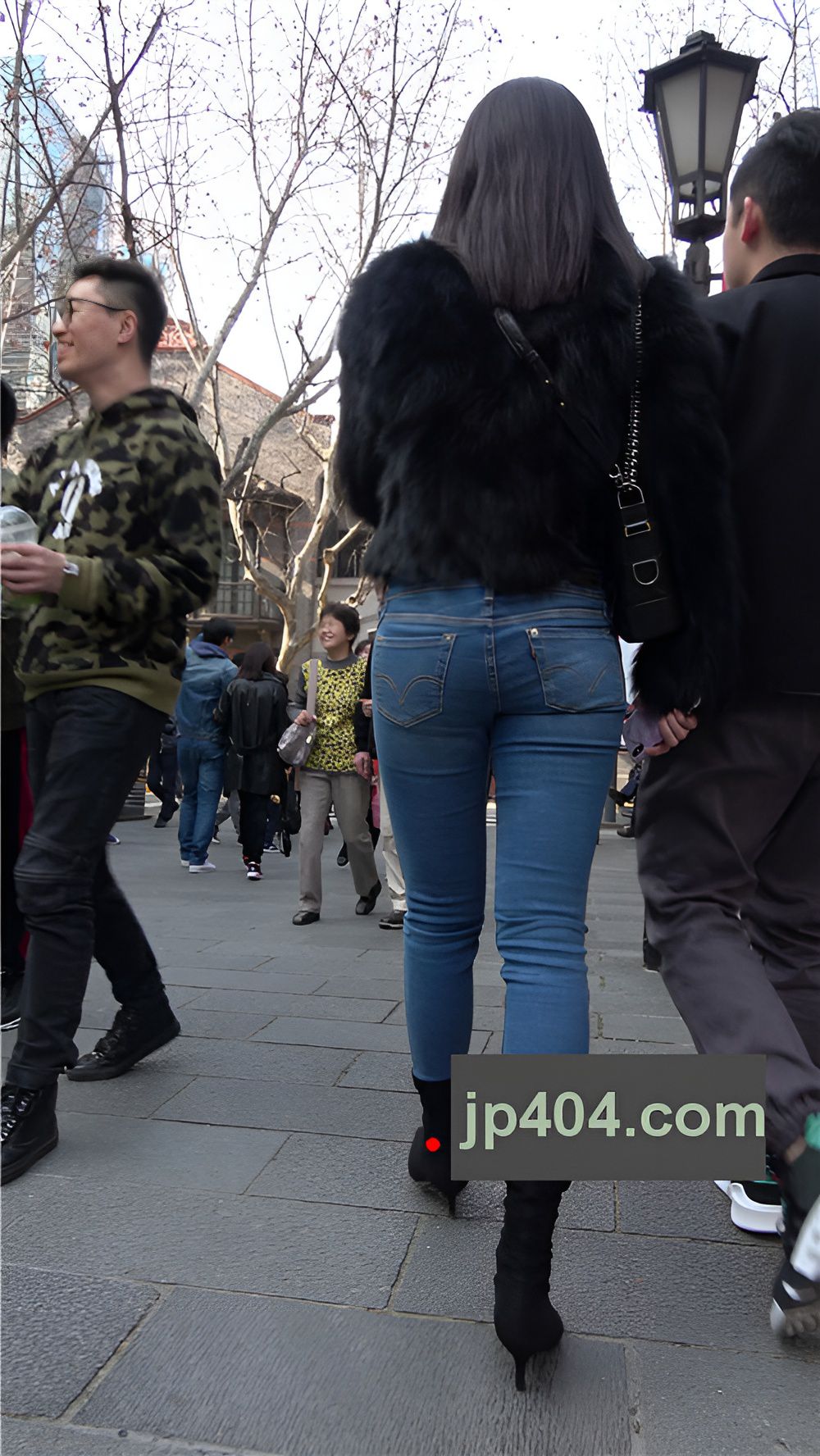 漂亮的牛仔紧身裤美女[1.22G/MP4]