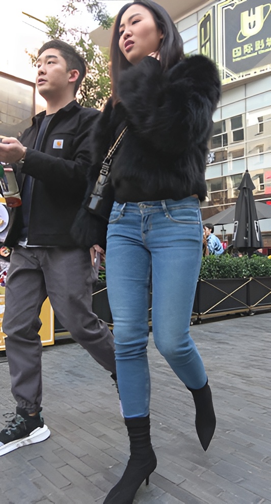 漂亮的牛仔紧身裤美女[1.22G/MP4]