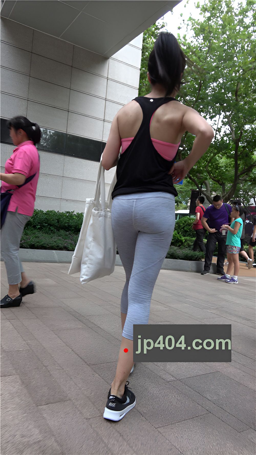 练瑜伽的紧身七分裤美女[1.57G/MP4]