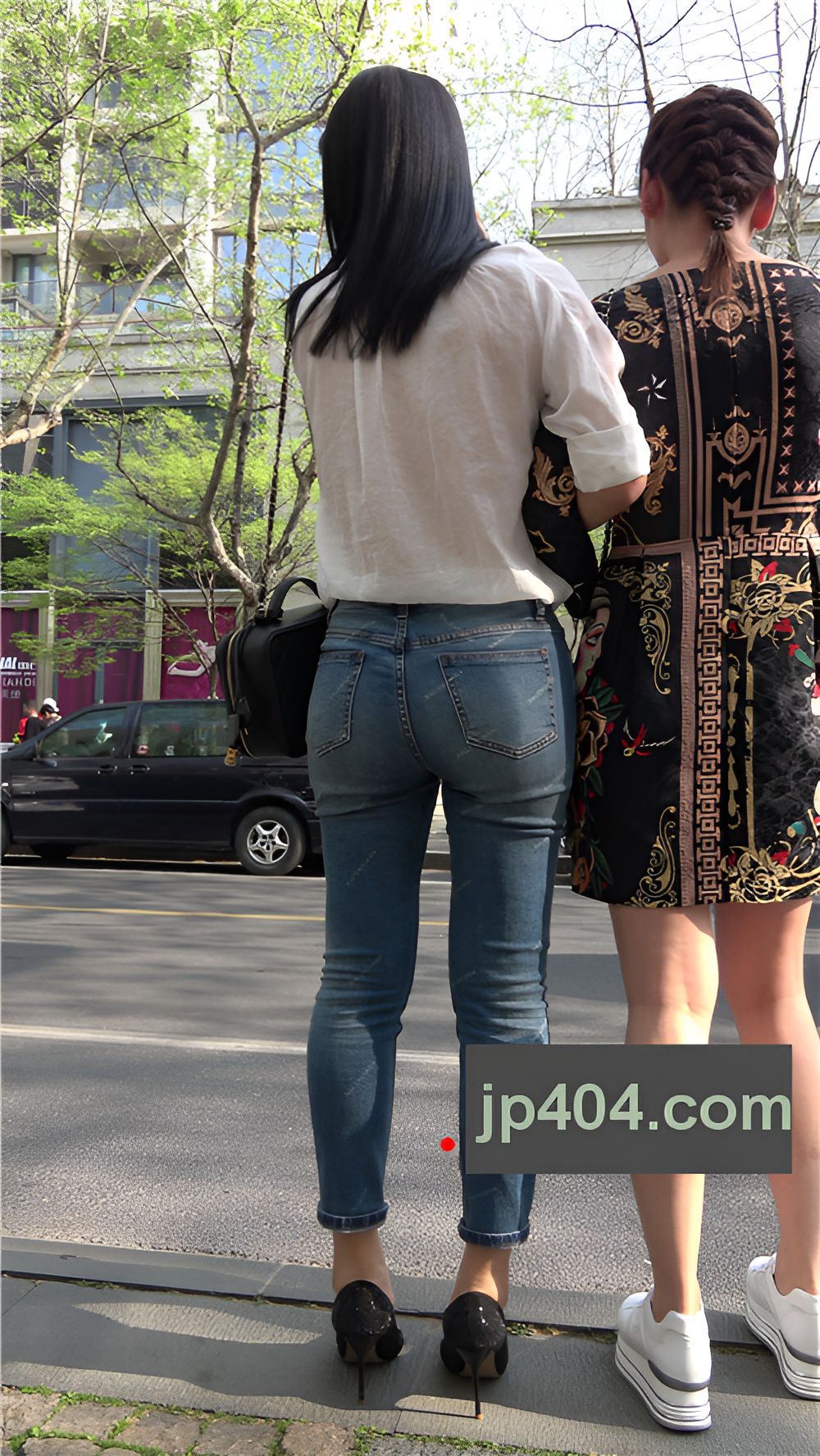 紧身牛仔裤圆润美屯美女《二》[1.29G/MP4]