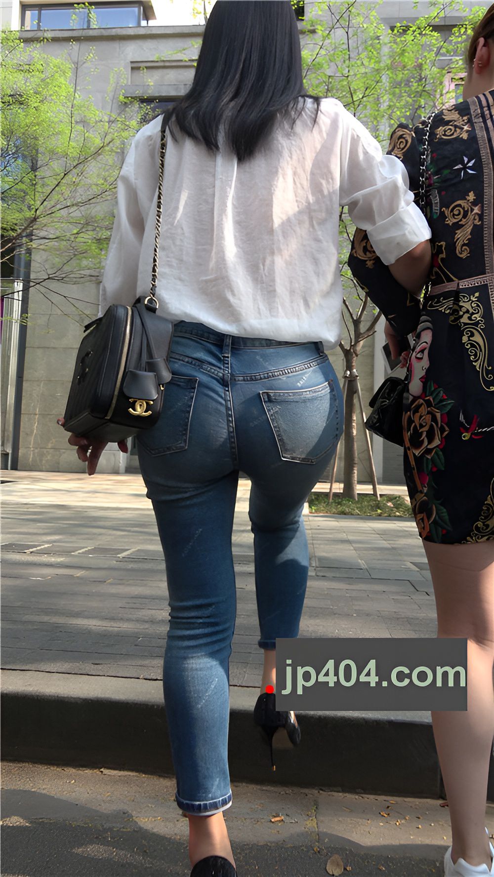 紧身牛仔裤圆润美屯美女《二》[1.29G/MP4]