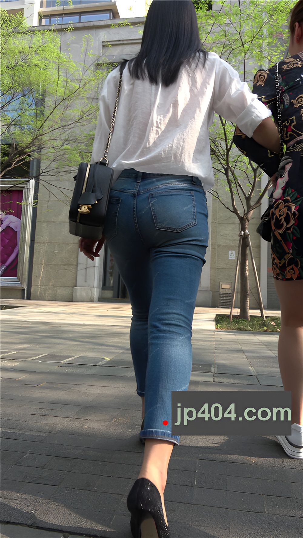 紧身牛仔裤圆润美屯美女《二》[1.29G/MP4]