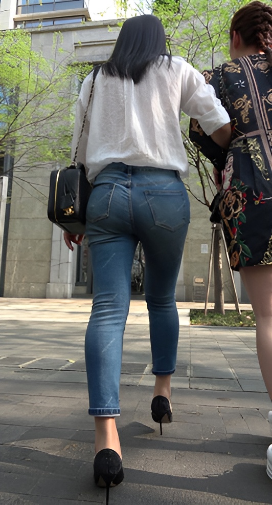 紧身牛仔裤圆润美屯美女《二》[1.29G/MP4]