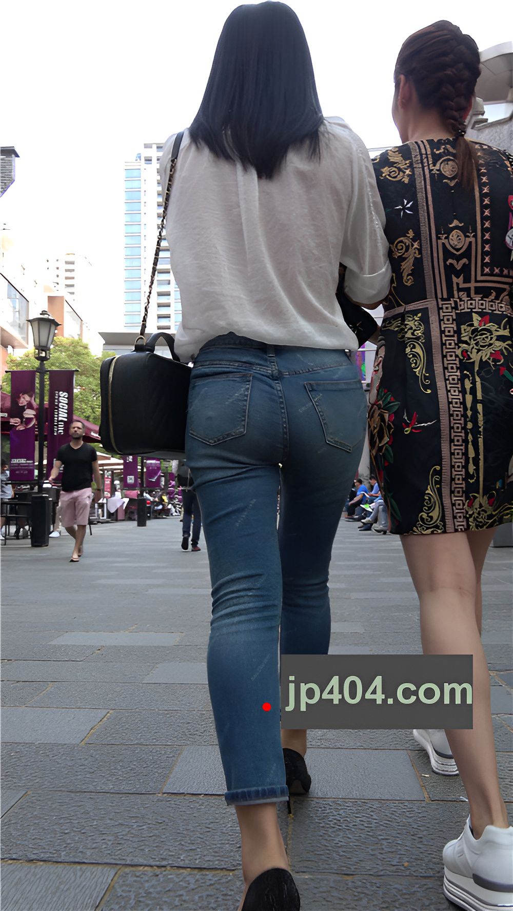 紧身牛仔裤圆润美屯美女《一》[1.57G/MP4]