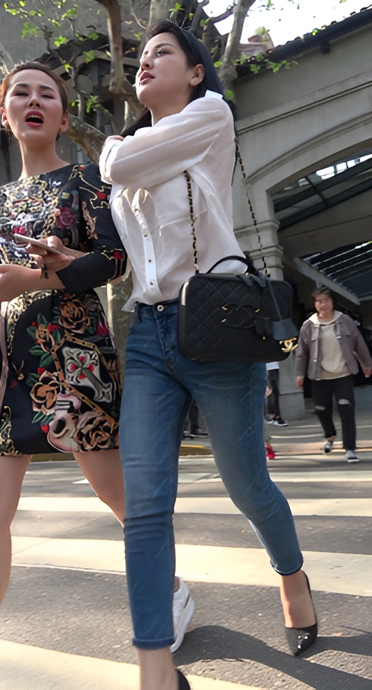 紧身牛仔裤圆润美屯美女《一》[1.57G/MP4]