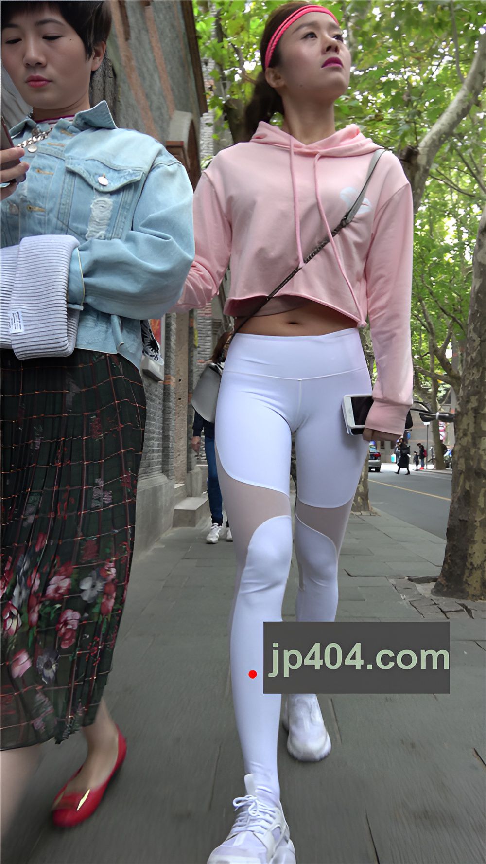 白裤紧身长腿美女[1.36G/MP4]