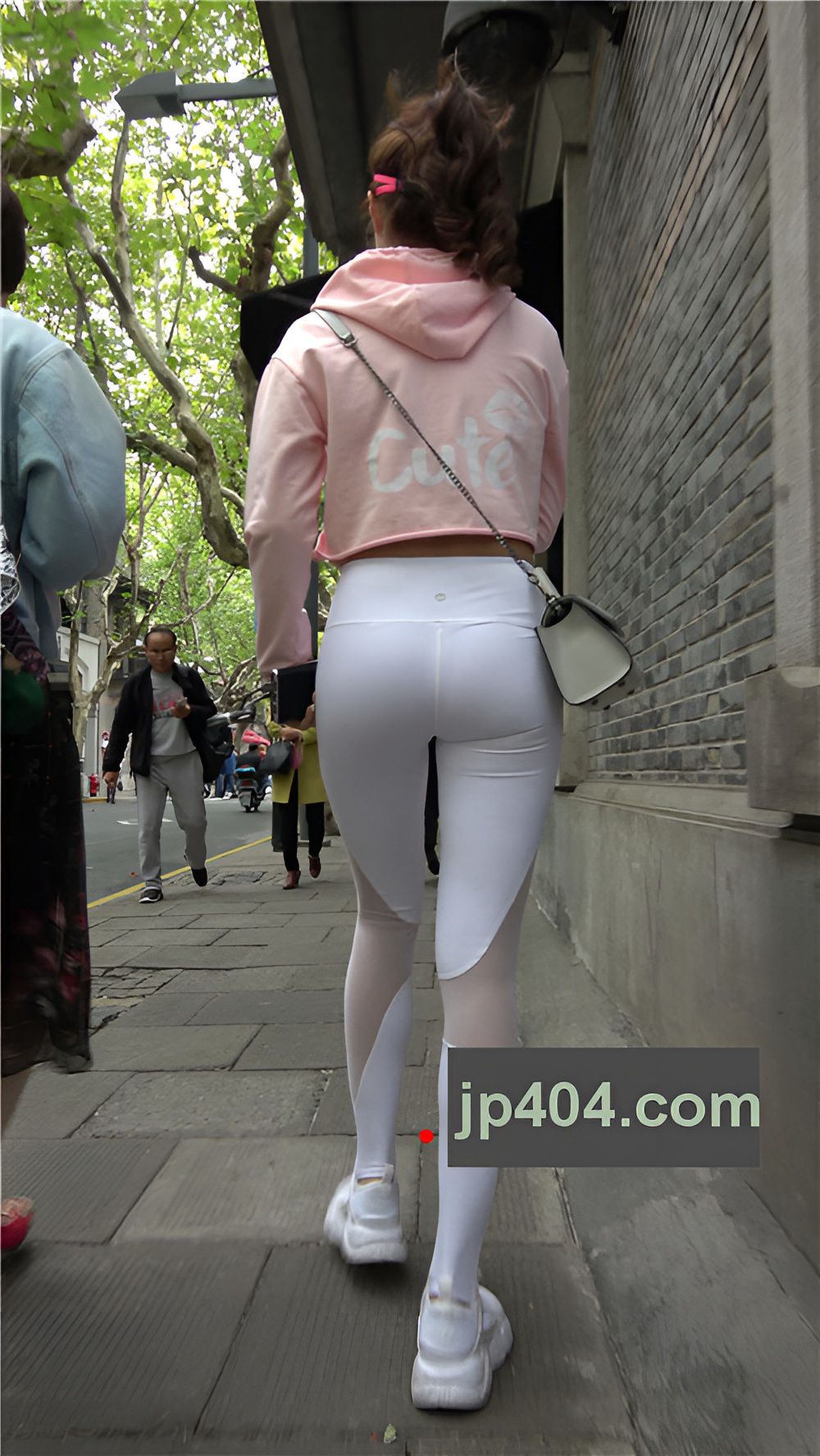 白裤紧身长腿美女[1.36G/MP4]