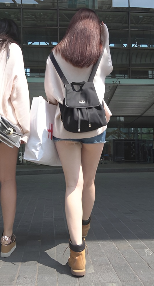 白嫩美腿短裤美女[2.26G/MP4]