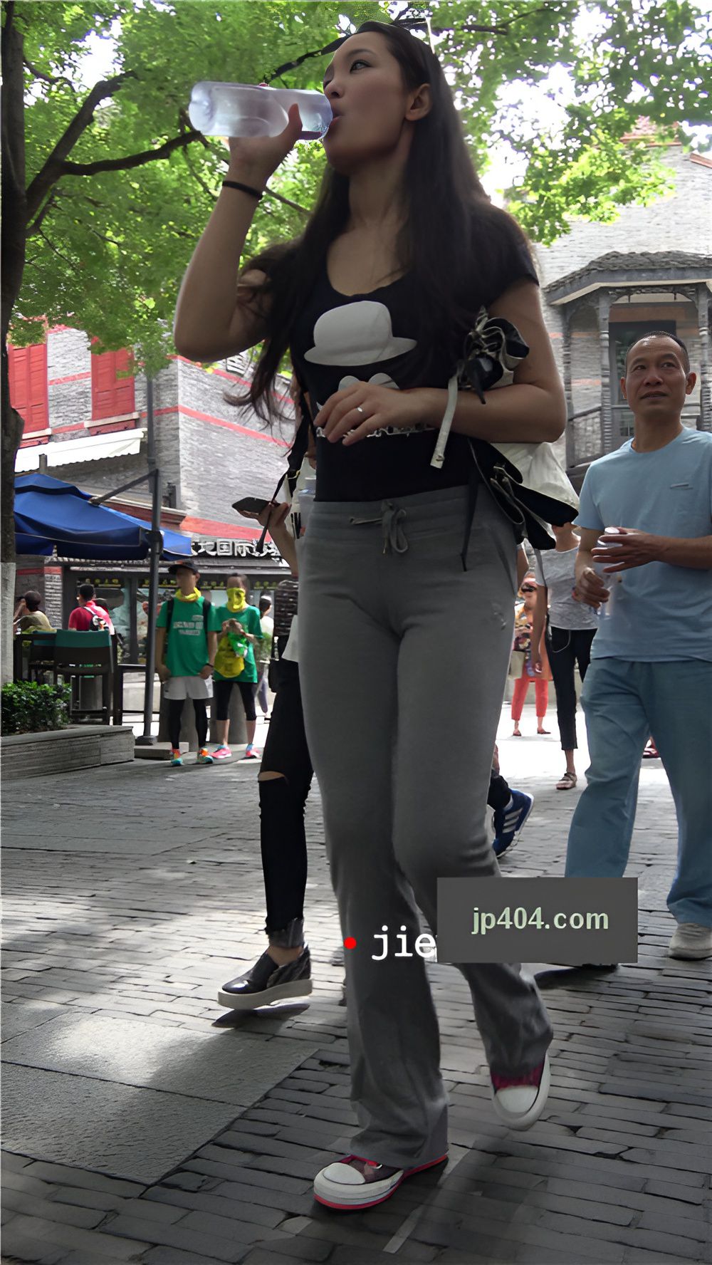 背着双肩包的灰色长裤美女《二》[1.03G/MP4]