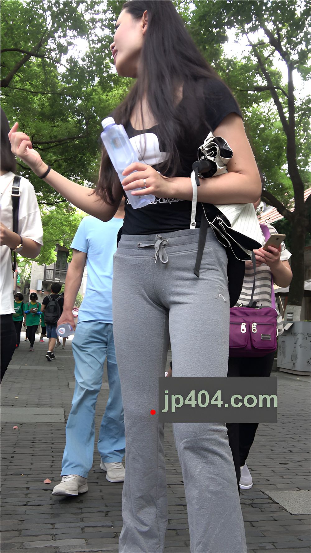 背着双肩包的灰色长裤美女《二》[1.03G/MP4]