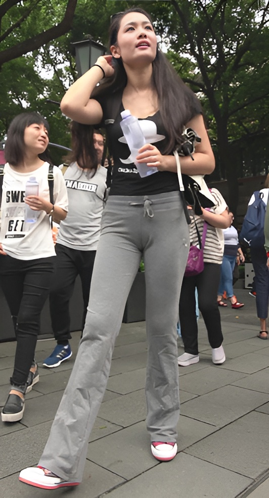 背着双肩包的灰色长裤美女《二》[1.03G/MP4]