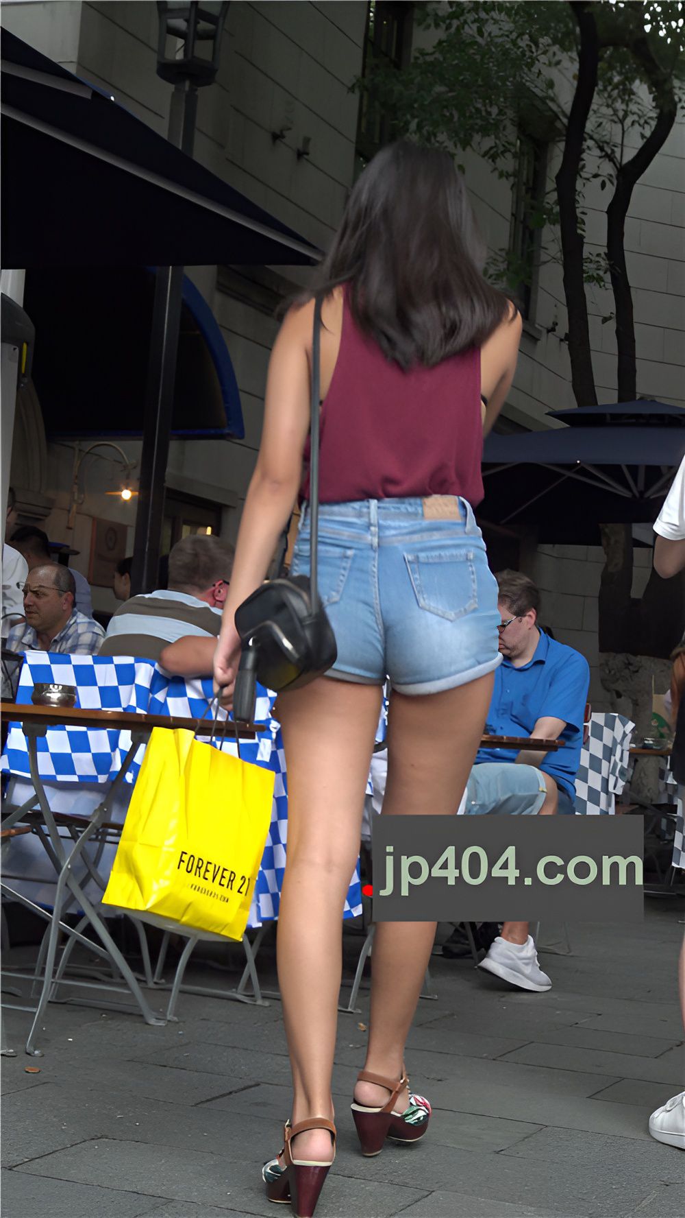 牛仔热裤妹子[2.35G/MP4]