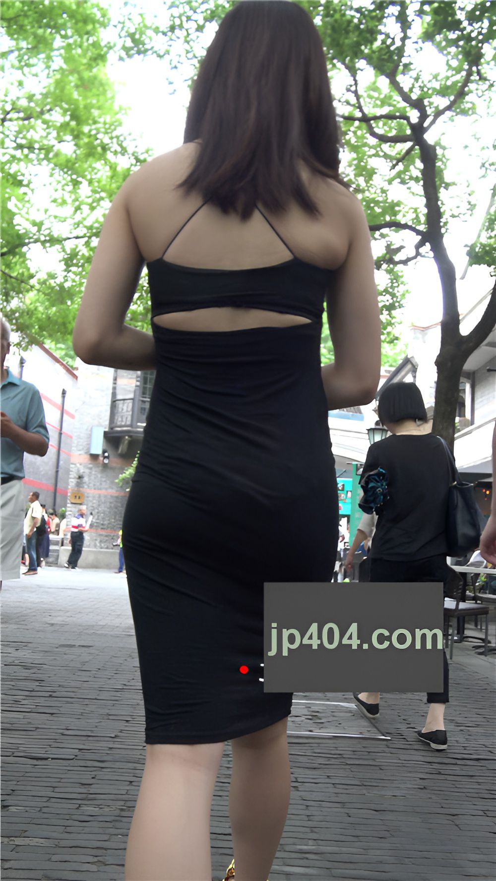 漂亮的黑裙吊带美女[853M/MP4]