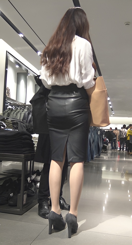 漂亮的皮裙小姐姐《二》[2.14G/MP4]