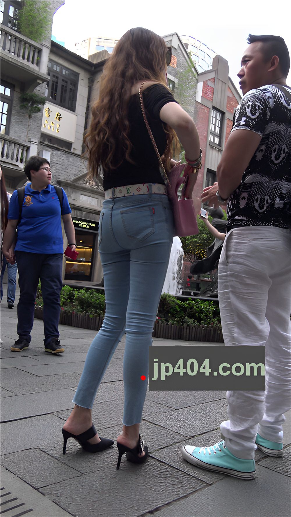 极品牛仔紧身裤妹子[3.11G/MP4]