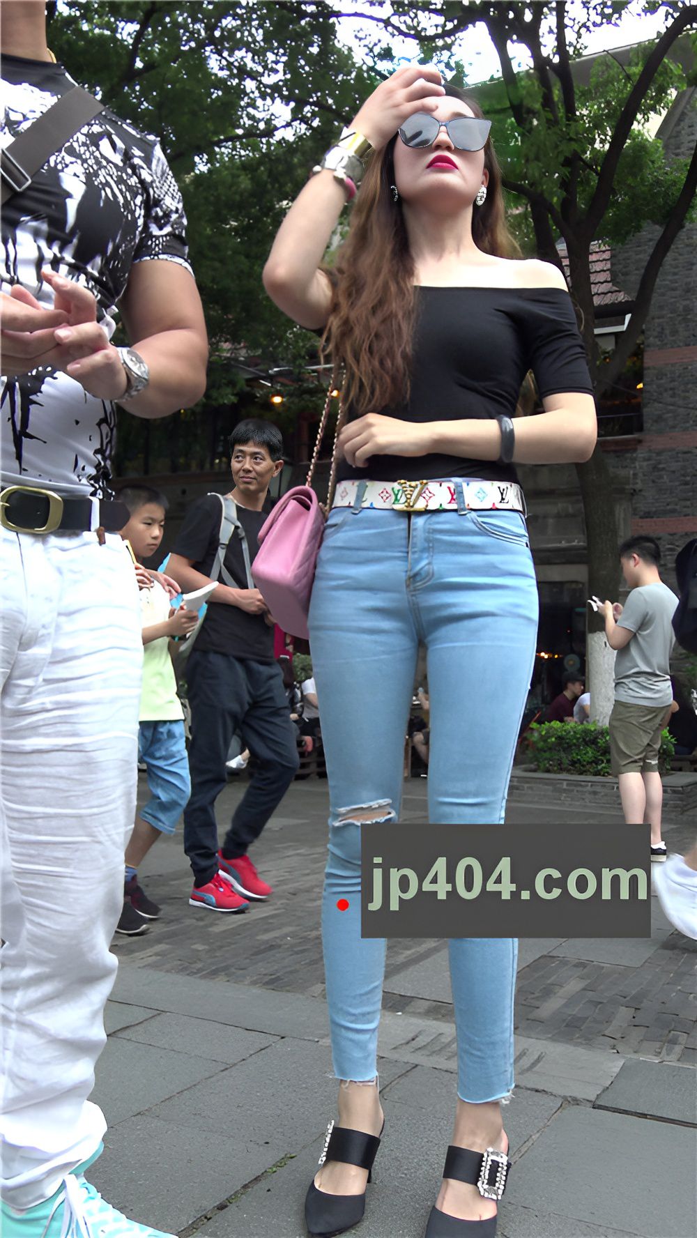 极品牛仔紧身裤妹子[3.11G/MP4]