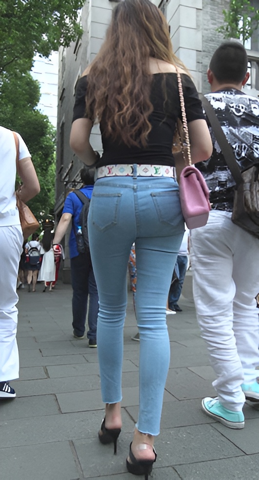 极品牛仔紧身裤妹子[3.11G/MP4]