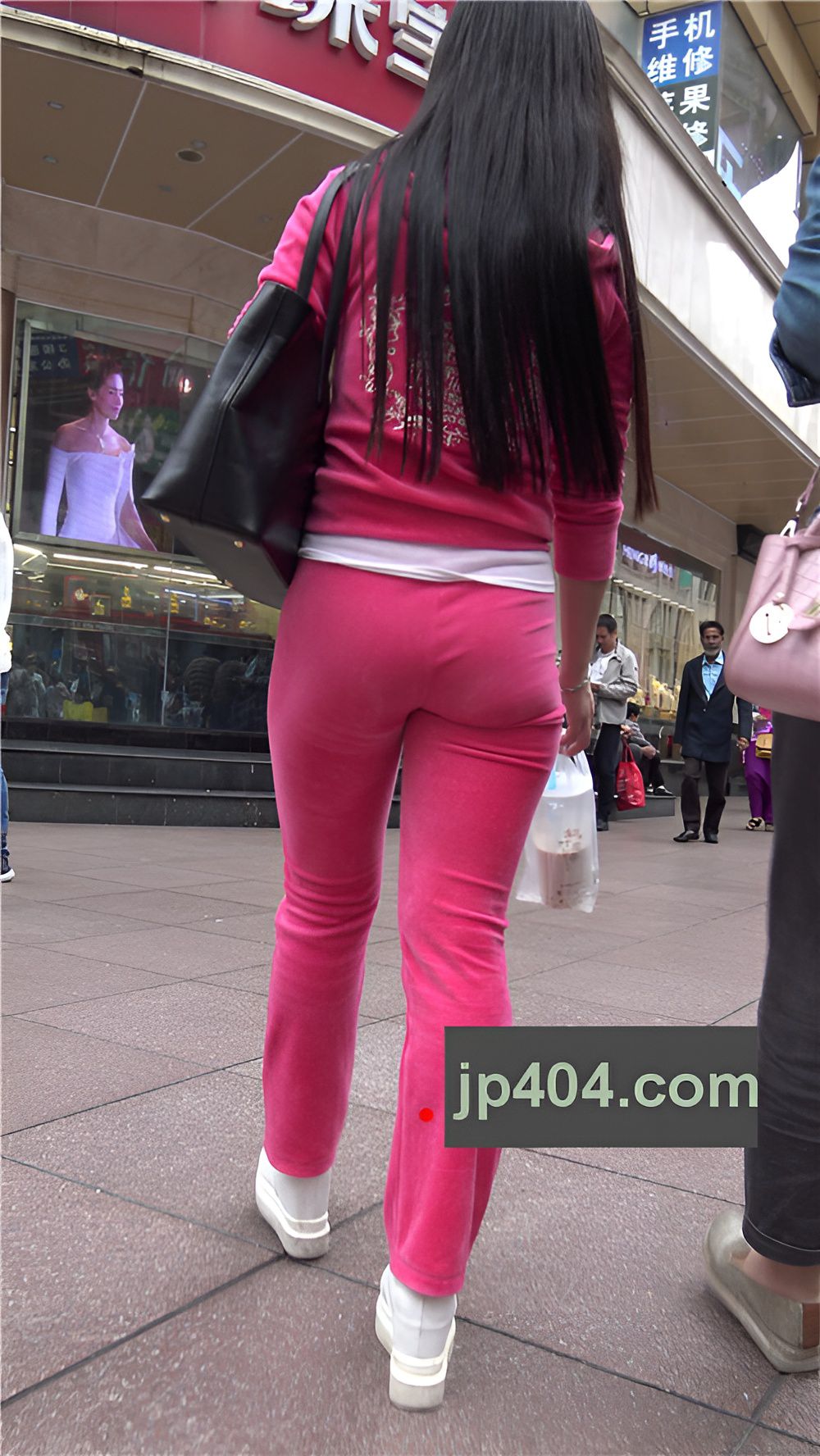 粉色紧身套装长腿美眉《二》[897M/MP4]