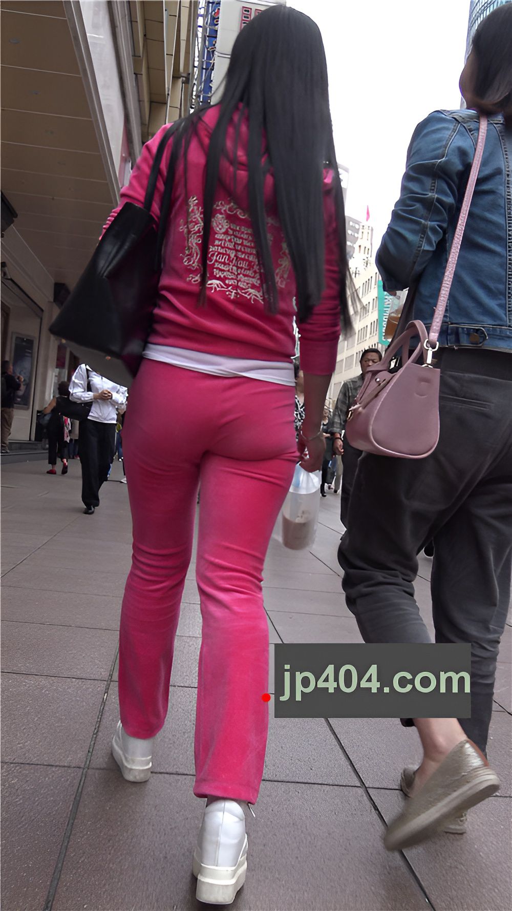 粉色紧身套装长腿美眉《二》[897M/MP4]