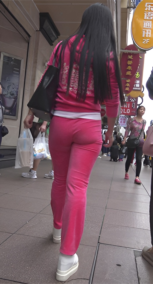 粉色紧身套装长腿美眉《二》[897M/MP4]